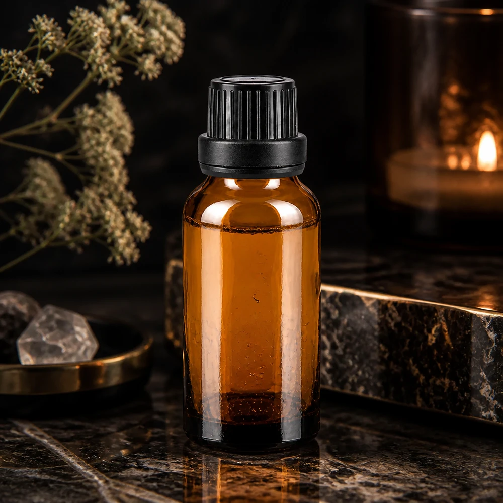 Apoteksflaske brun 20ml dryp v. Pr. 2mm sort OV Lille brun glasflaske på 20 ml med sort dråbepropp på en mørk marmoroverflade