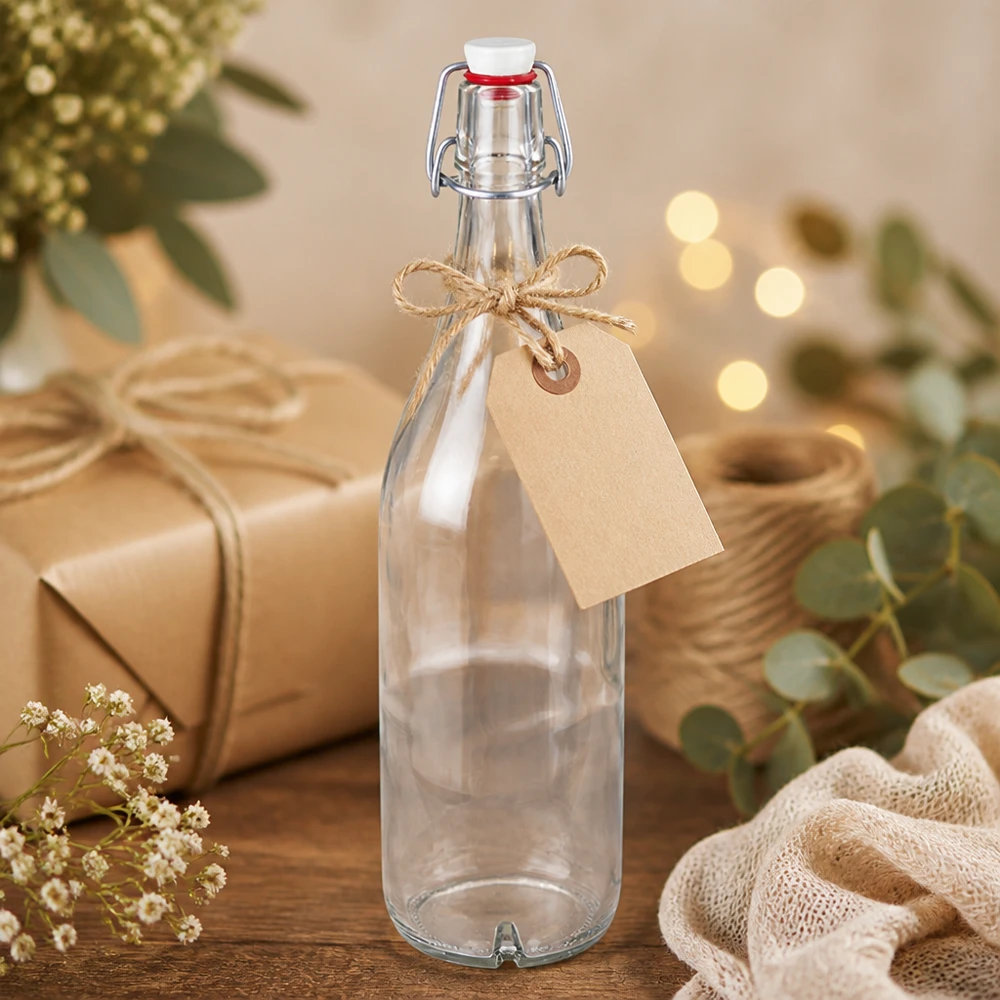 1000 ml glasflaske og hængelåg porcelæn UNiTWIST 1000 ml glasflaske med svingtop i porcelæn som gave med vedhæng og naturligt dekorationsarrangement