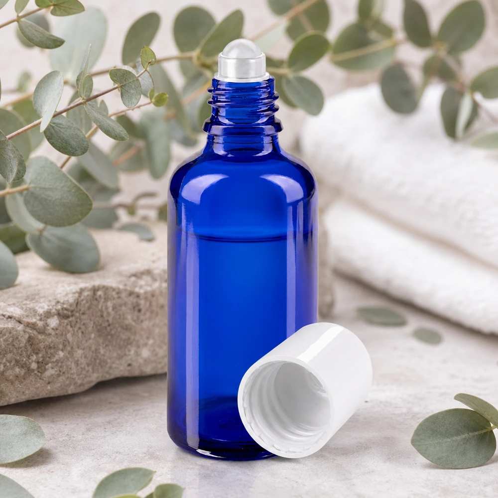 Blå apotekerglasflaske med rulleapplikator, 50 ml, med applikator med rustfri stålkugle og åbent hvidt låg