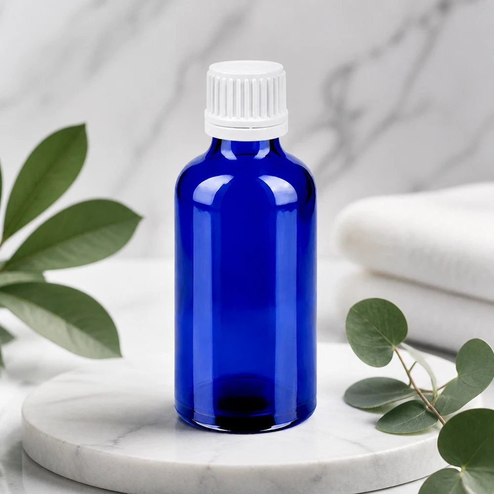 50 ml flaske 11 mm SV hvid OV BlueLine UT18/50 Elegant 50 ml BlueLine-glasflaske med hvid UT18-hætte på en marmorsokkel