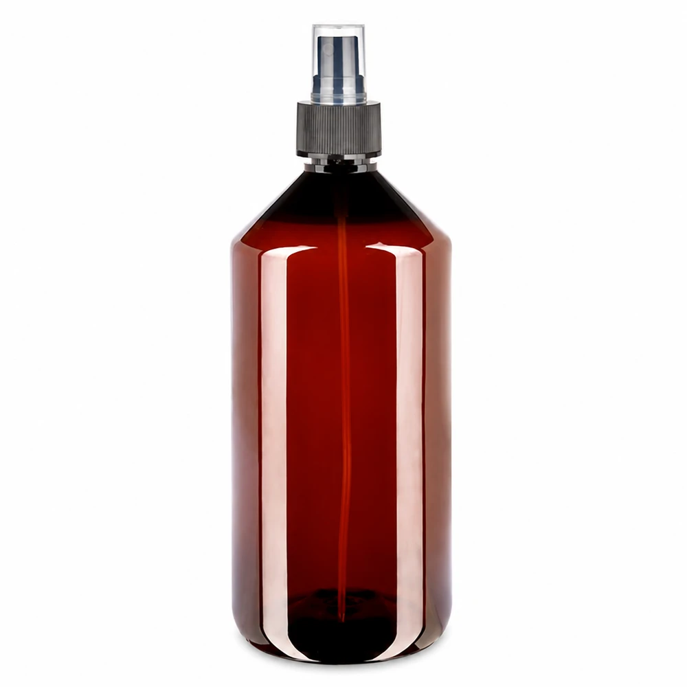 PET-flaske 1000 ml med forstøver sort PET-flaske på 1000 ml, ravfarvet med sort sprøjtehoved på hvid baggrund