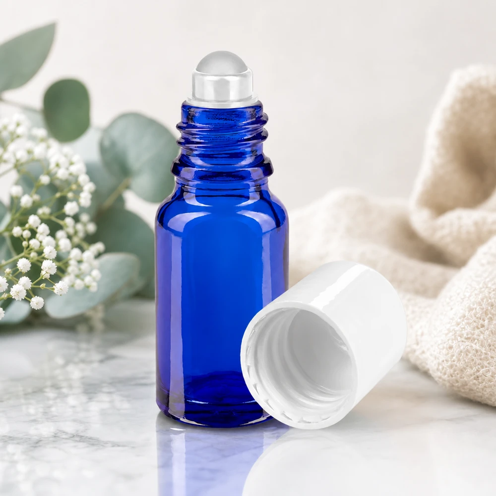 Apoteksflaske blå 10 ml roll-on-hætte hvid Koboltblå 10 ml apotekerglas-roll-on-flaske med gennemsigtig glaskugle på marmor