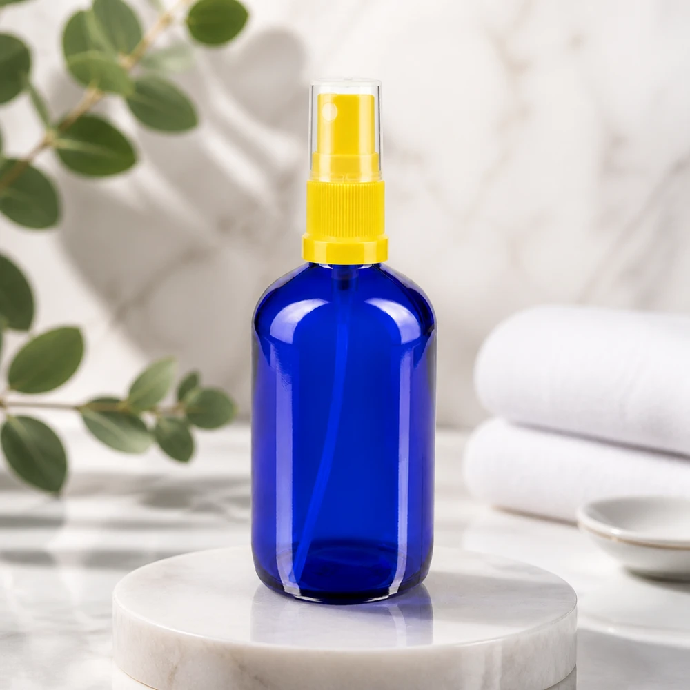 100 ml blå, rund flaske af apotekerglas med gul fingersprøjte på en marmorfod