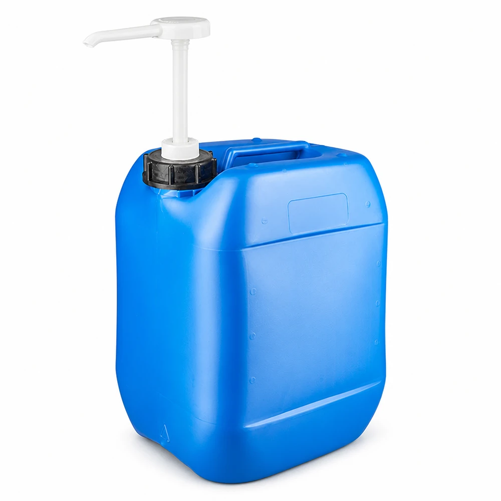 Blå 10-liters plastdunk med hvid doseringspumpe på hvid baggrund