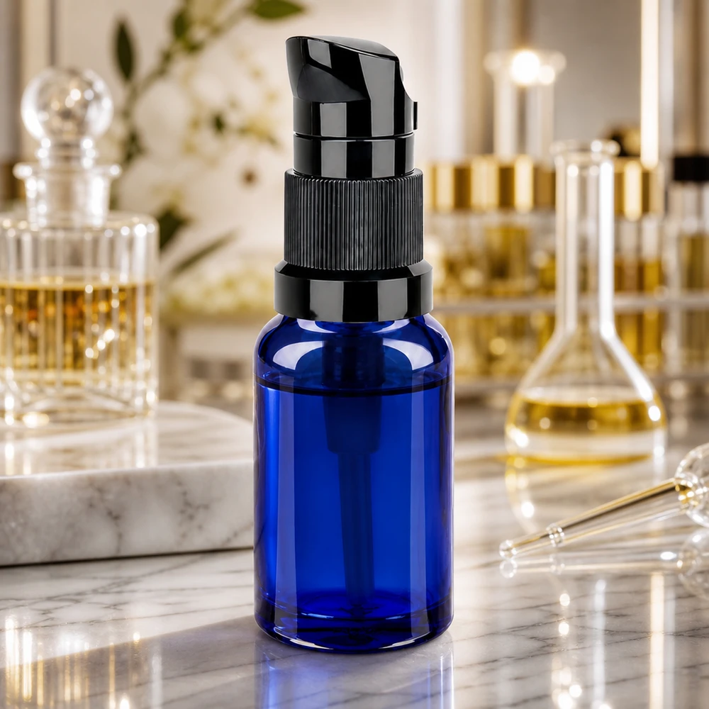 10 ml pumpeflaske sort STD BlueLine UT18/10 Kompakt 10 ml pumpeflaske i elegant blå med robust sort pumpemekanisme BlueLine UT18/10
