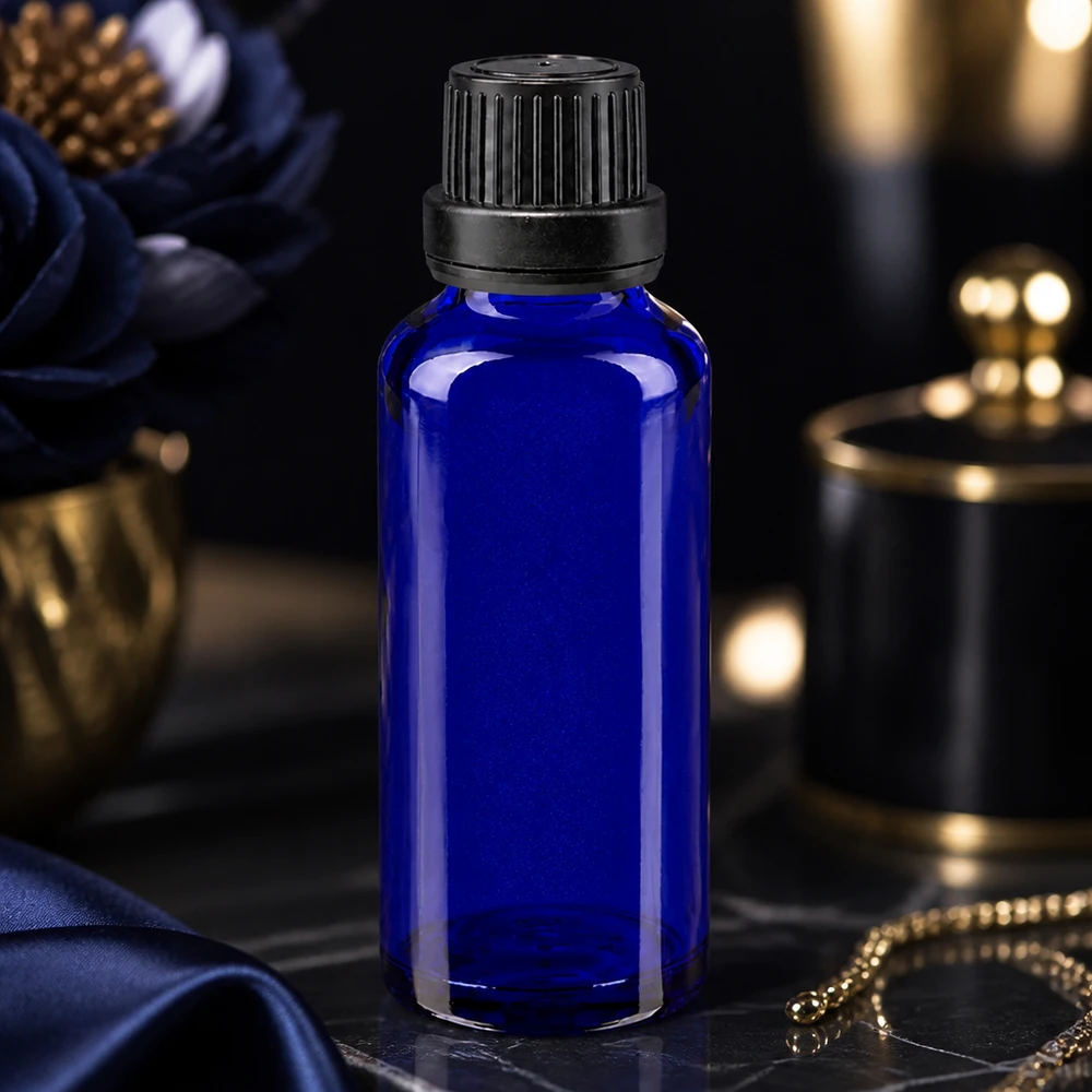 Elegant 30 ml apotekerflaske i koboltblå med børnesikret skruelåg i sort, 11 mm