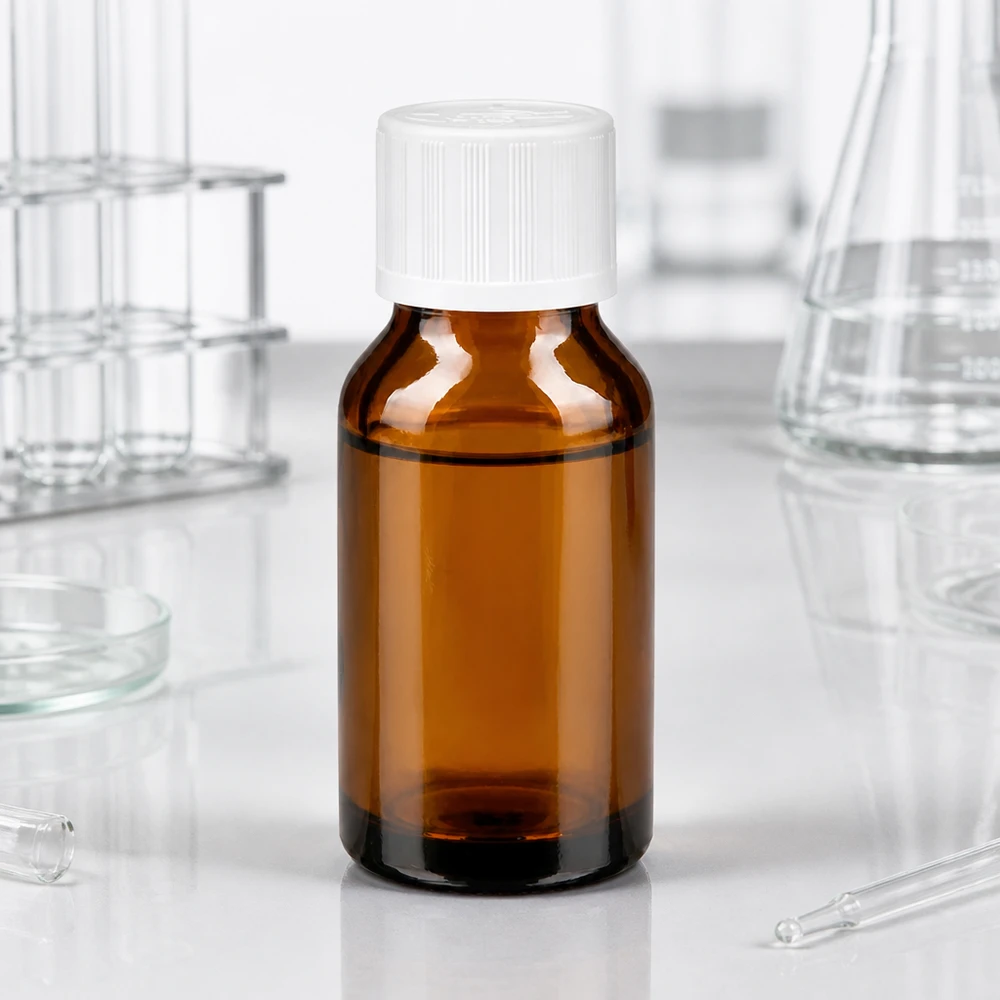 30 ml medicinflaske af brunt glas med hvid KiSi-skruelåg og 1,2 mm dråbeforlænger i laboratoriet