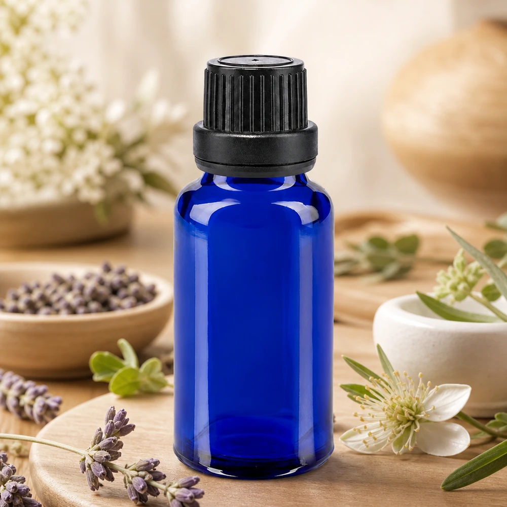 Lille blå glasflaske på 20 ml med sort børnesikret låg til naturkosmetik