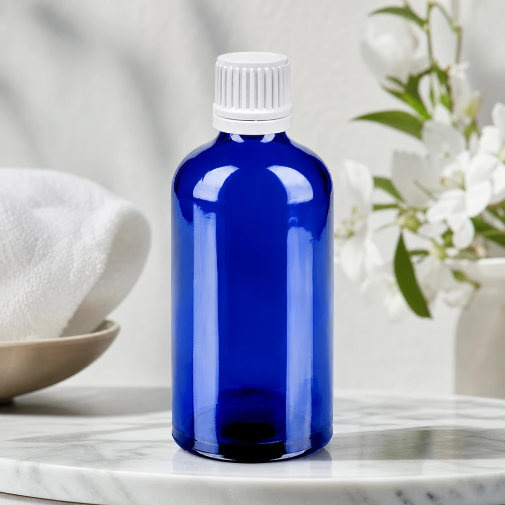100 ml flaske 11 mm SV hvid OV BlueLine UT18/100 Kompakt 100 ml glasflaske i lyseblå med drypsikkert hvidt låg til præcis dosering