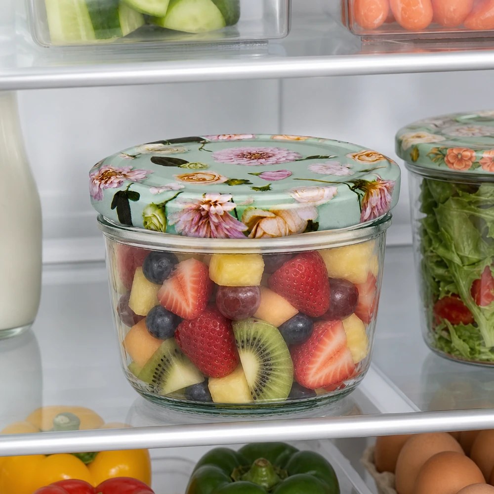230 ml væltet glas + BasicSeal låg Blume mint UNiTWIST 230 ml glas med BasicSeal-låg Blomstermynte fyldt med frugtsalat i køleskabet sammen med andre opbevaringsbeholdere