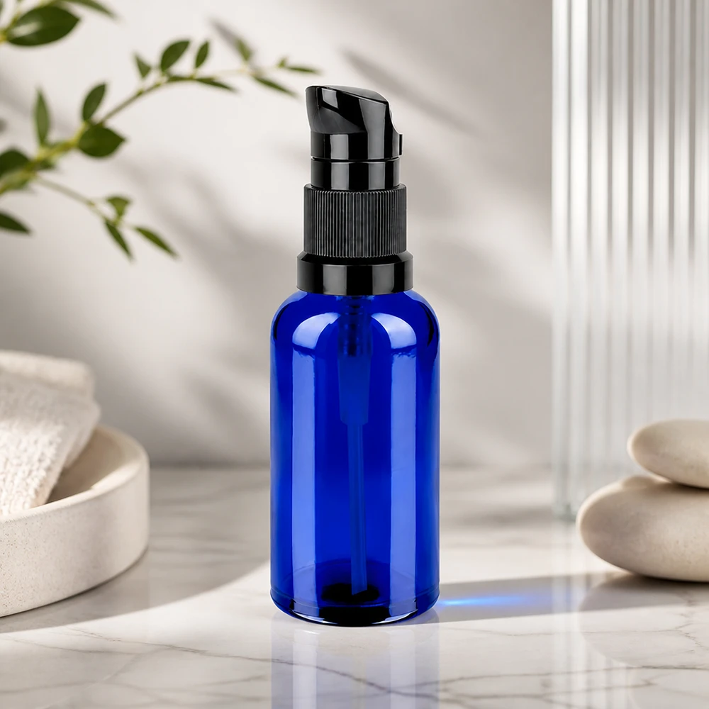 50 ml pumpeflaske sort STD BlueLine UT18/50 Elegant blå glasflaske 50 ml med sort pumpehætte til kosmetiske produkter af høj kvalitet STD BlueLine