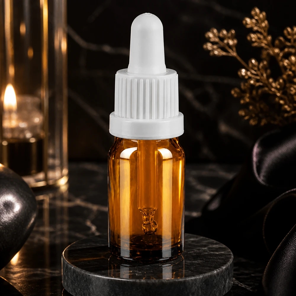 Lille 5 ml pipetteflaske i et elegant brunt glaslook med praktisk dråbehætte