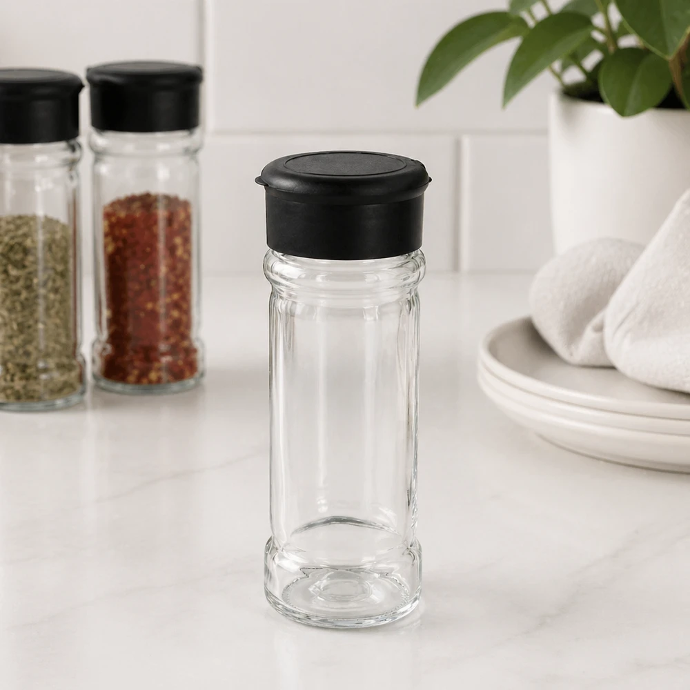 Salt-/krydderikrukke 100 ml med strøer, sort Lille saltbøsse af glas, 100 ml, med sort låg på en hvid marmorplade