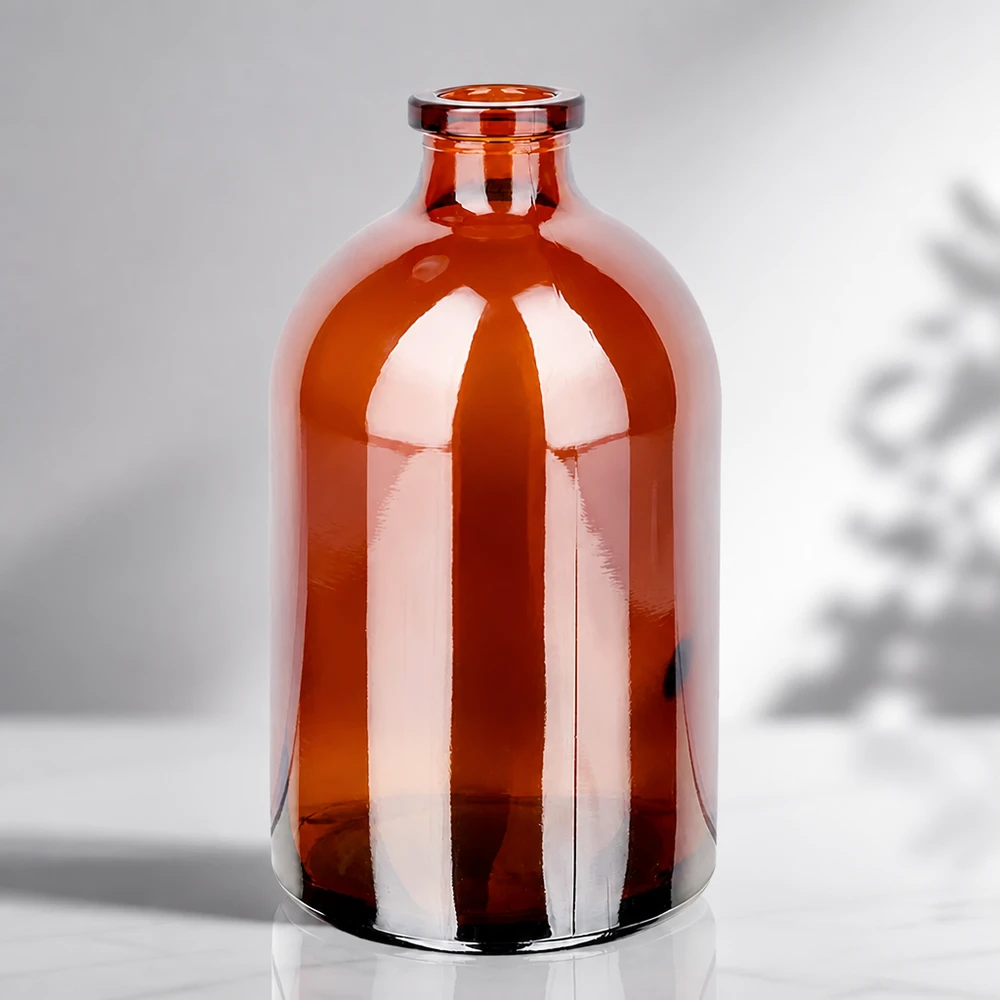 Injektionsflaske af ravfarvet glas 100 ml Sterile Glasflasche 100ml in Bernsteinfarbe mit charakteristischer Apothekerflasche-Silhouette
