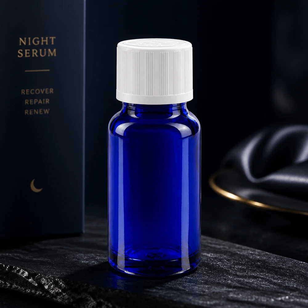 Apoteksflaske blå 10 ml skruelåg hvid KiSi St Blå 10 ml apotekerflaske med hvid børnesikret lukning til emballage af Night Serum