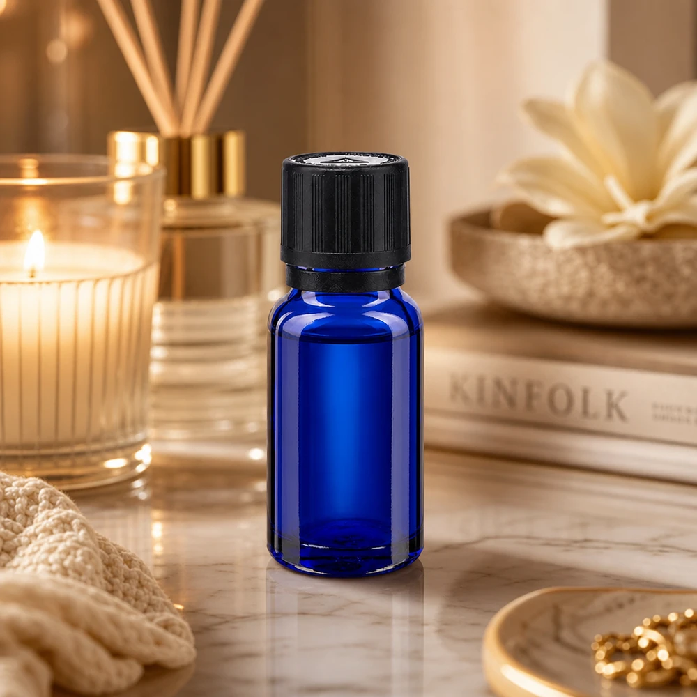 Apotfl. blå 10ml dryp v. Pr. 1mm s. KiSi Bliw OV Lille blå glasflaske på 10 ml med sort børnesikret låg på elegant marmor