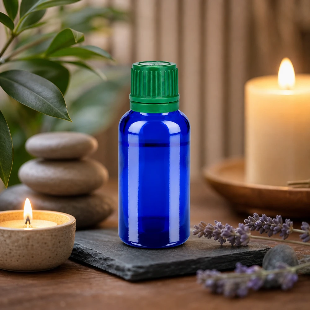 Kompakt blå glasflaske på 30 ml med grønt låg, der sikrer mod manipulation, ideel til gør-det-selv-blandinger