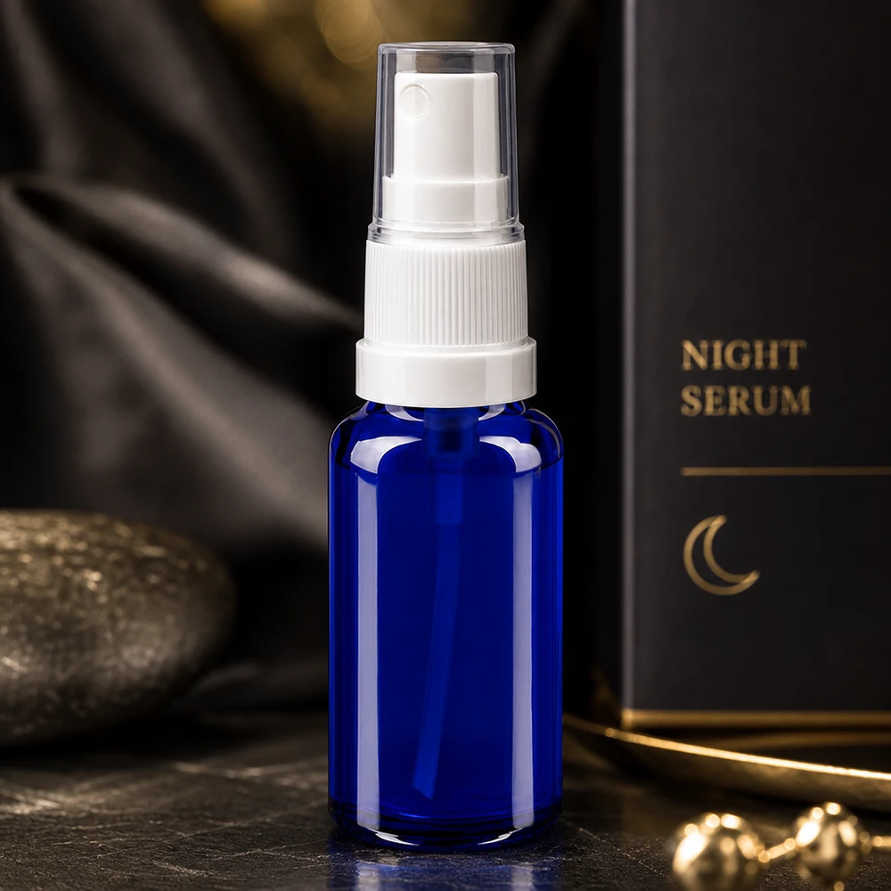 Apotekerflaske blå 20 ml spraytilbehør hvid 20 ml blå glasflaske med sprøjtehoved som emballage til natteserum – elegant kosmetikflaske fra ApoGlas