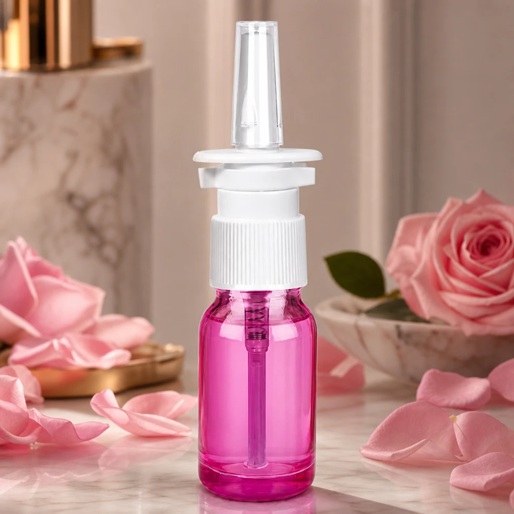 10 ml næsesprayflaske hvid/transparent standard PurpleLine. UT18/10 10 ml næsesprayflaske af glas i lilla lys med hvid pumpesprøjte til næsepleje