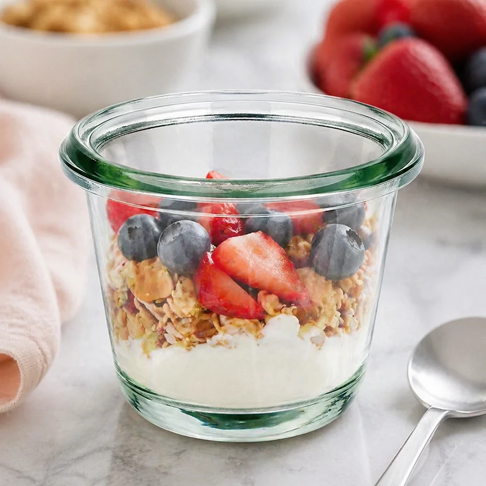 80 ml gourmetglas WECK RR60 WECK Gourmet-krukke RR60 80ml som müsli-skål med yoghurtgranola og friske bær på køkkenbordet