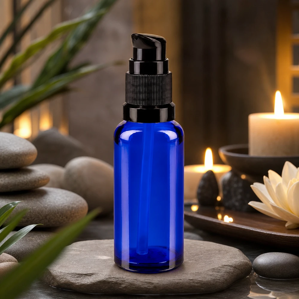 Koboltblå 30 ml ApoGlas-pumpeflaske med sort dispenserhoved på natursten