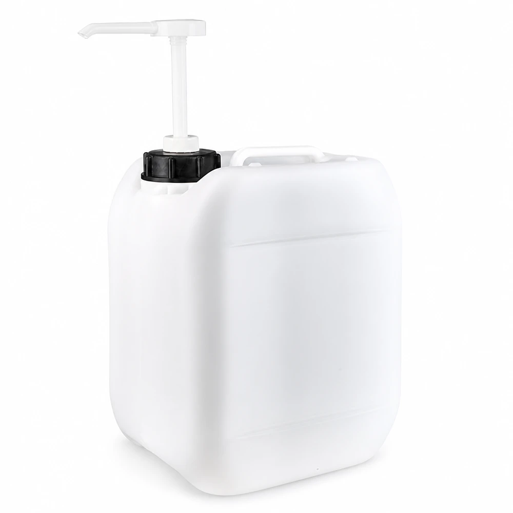 Beholder 5 liter med doseringspumpe Hvid 5-liters plastdunk med hvid doseringspumpe på sort skruelåg