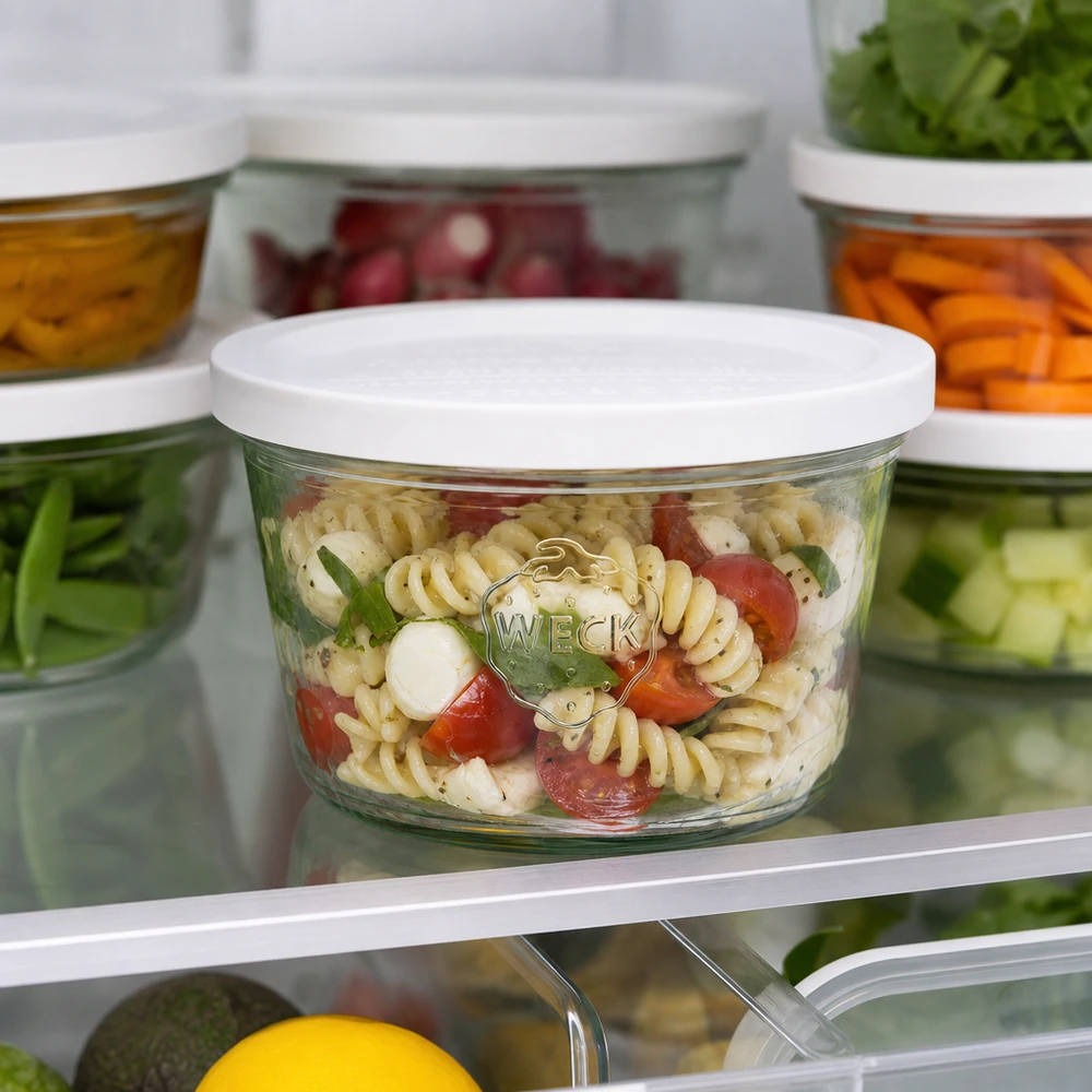 370 ml krukke med friskhedslåg WECK RR100 WECK 370 ml RR100-bægre fyldt med pastasalat i køleskabet til opbevaring af frisk mad