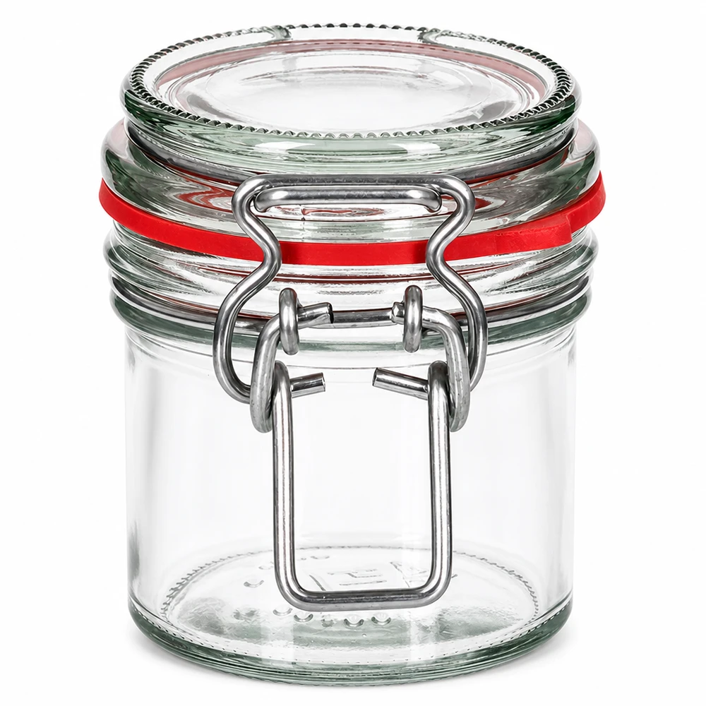 135 ml opbevaringsglas, type G, med bøjlelåg UN.. Tomt 135 ml opbevaringsglas med svingtop og rød gummipakning lavet af gennemsigtigt glas på en hvid baggrund