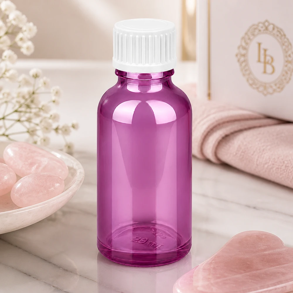 30 ml (kugle) flaske. 3 mm hældering hvid Standard PurpleLine. UT18/30 30 ml glasbeholder i transparent violet med riflet skruelåg til flydende produkter