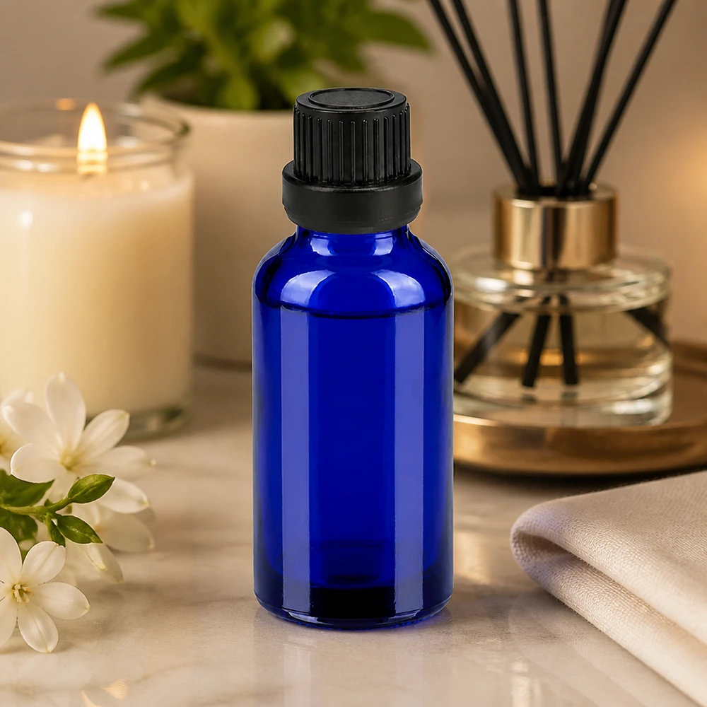 Lille blå glasflaske på 30 ml med sort dråbeindsats, ideel til gør-det-selv-kosmetik og -serum
