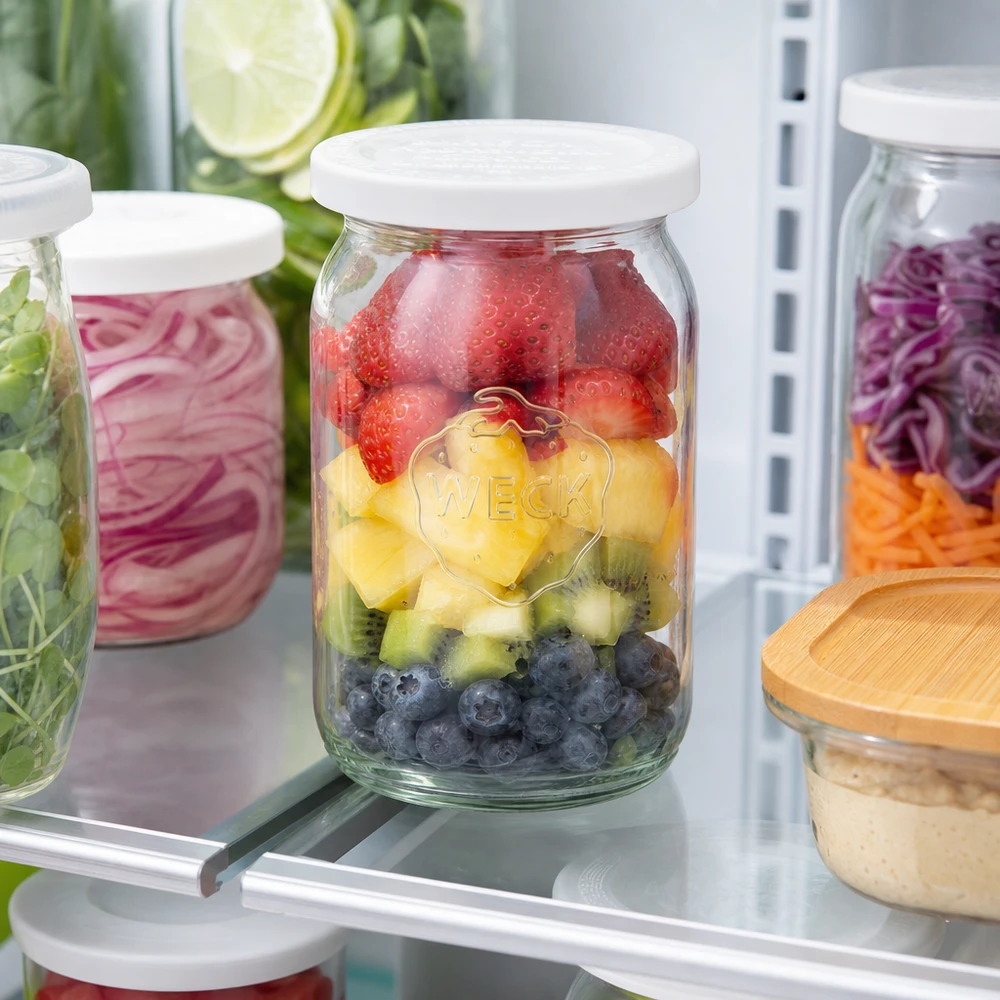 145 ml cylindrisk krukke med friskhedslåg. WECK RR40 WECK RR40 cylindrisk krukke 145 ml fyldt med frugt i køleskabet til tilberedning af måltider med bær og kiwi