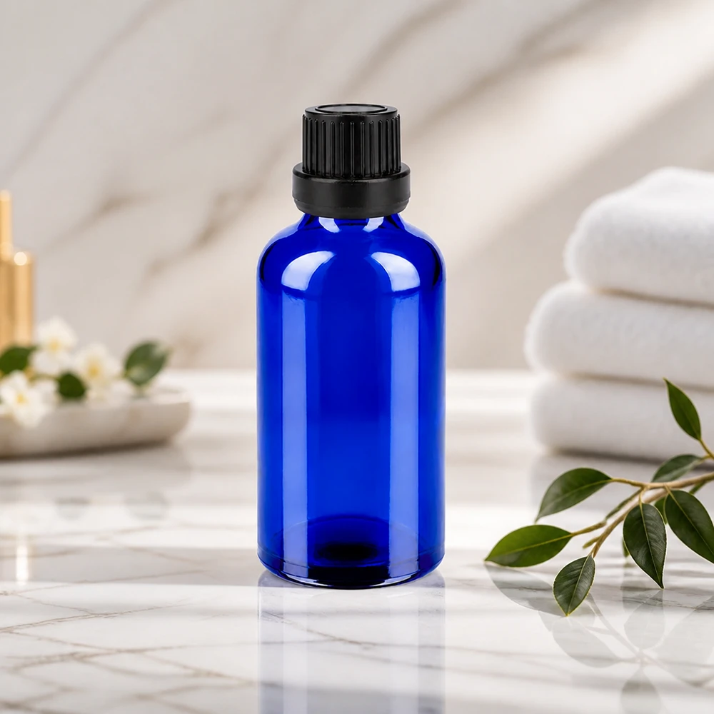 Elegant blå glasflaske på 50 ml med sort sikkerhedsdæksel til naturkosmetik og olier