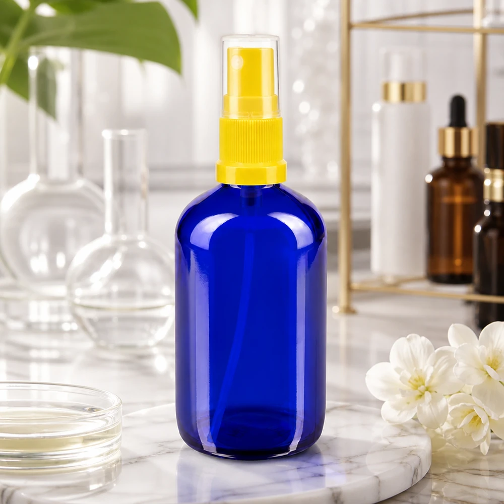 Blå 100 ml glasflaske med gul sprøjtehoved. UV-beskyttelse takket være koboltblåt apotekerglas