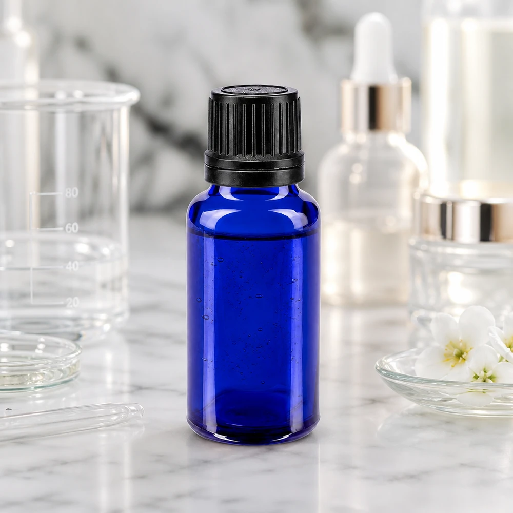 Koboltblå 20 ml Glo-flaske med sort 8 mm originalitetslukning i laboratoriemiljø