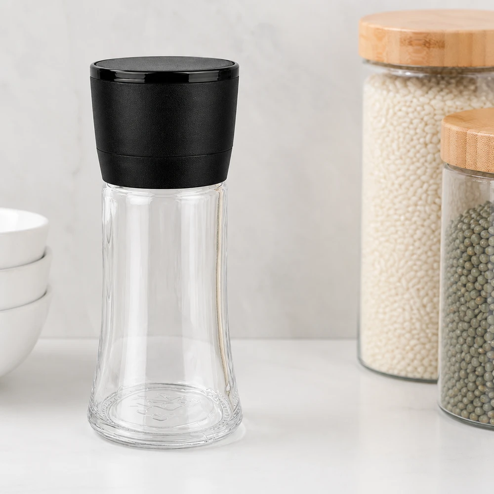 Salt-/krydderikrukke 95 ml med kværn, Vario, sort Tomt salt- og krydderiglas på 95 ml med sort Vario-kværn i et moderne køkken