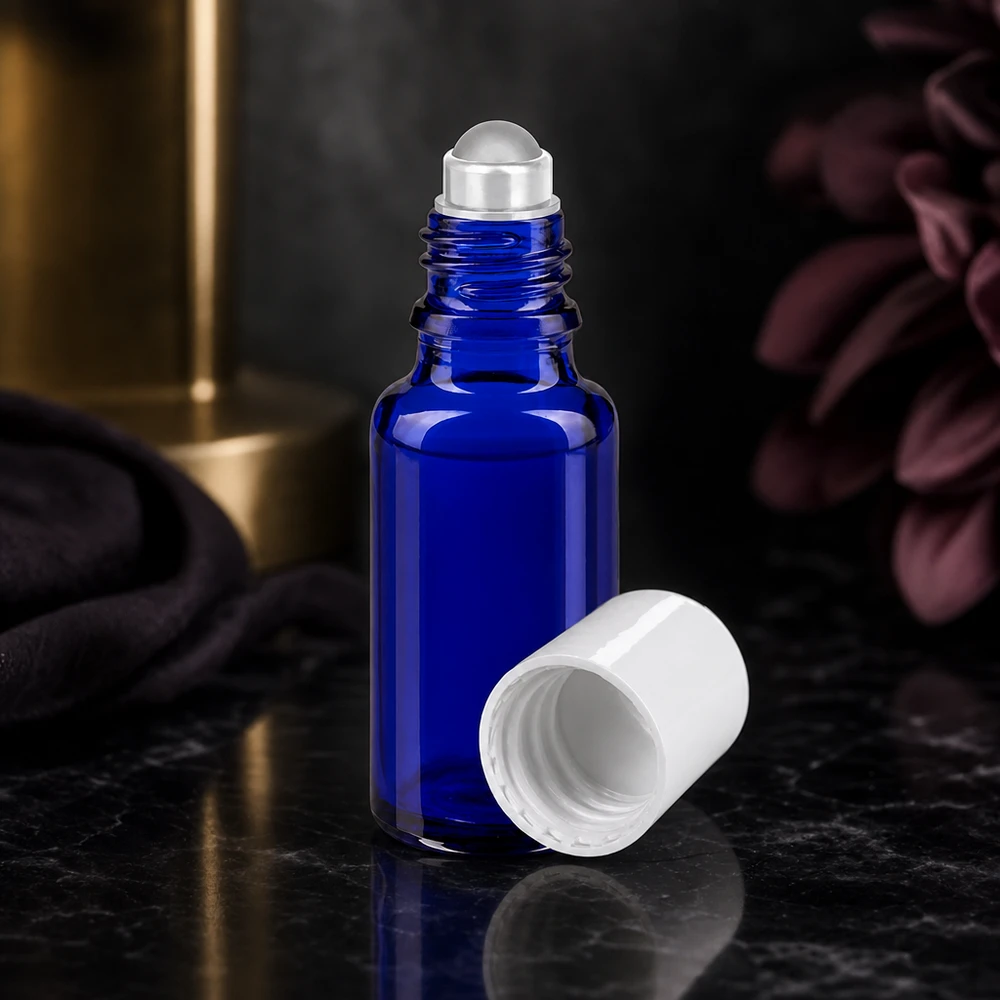 Blå 20 ml roll-on-flaske med hvid skruelåg, fremstillet af apoteksglas af høj kvalitet, med åbning i siden