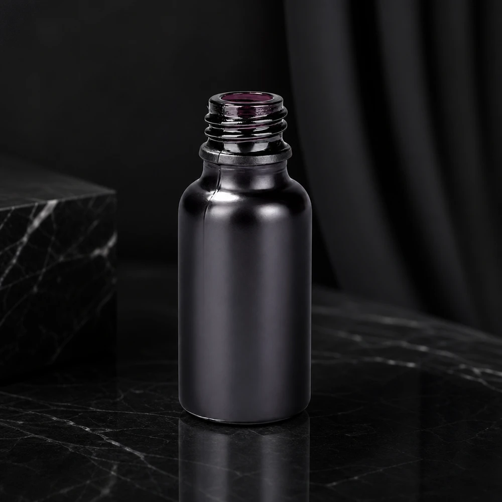 20 ml apoteksflaske BlackLine UT18/20 UNiTWIST Stilfuld 20 ml apotekerflaske BlackLine med mat overflade og UNiTWIST-gevind UT18/20