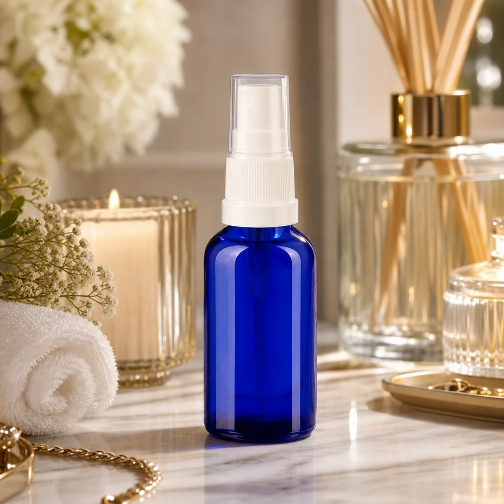 30 ml sprayflaske hvid/tr. STD BlueLine UT18/30 Elegant 30 ml sprayflaske i koboltblå med gennemsigtigt sprayhoved til skønhedsanvendelser