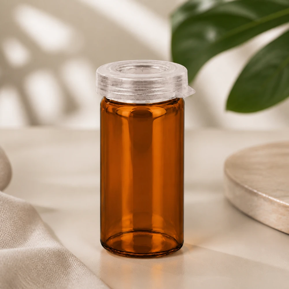 Bord-/rullekantglas 5 ml klar m. snap-on-låg Ravfarvet glasrør til tabletter, 5 ml, med gennemsigtigt plastlåg med kliklås på lys baggrund